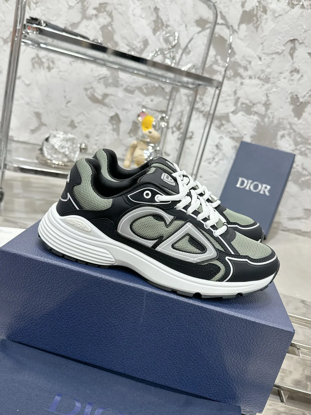 Men's men's shoes 💰600❤️❤️❤️High version Dior Dior's latest color matching B30 series reflective dad sneakers original 17380💰 purchased for development and production Brand new B30 sneakers Dad Shoes style shoes that follow the trend of the retro market The Dior logo on the tongue also indicates that this pair of shoes is the B30 model! B30 uses fine-textured leather and mesh cloth materials to form a shoe body. There are conspicuous letters CD on both sides of the shoe body to indicate identity. Many lines on the shoe body outline details to make the shoes look less monotonous and full of retro flavor. The delivery counter is exquisitely packaged🛍📦 ▪️Fabric: Original customized technical fabric + mesh ▪️Inner lining: Customized breathable lining ▪️Outsole: Original molded IP foam + TPU outsole ▪️Sole thickness: 3.5CM ▪️Size: Women’s size 35-40 / Men’s size 39-46